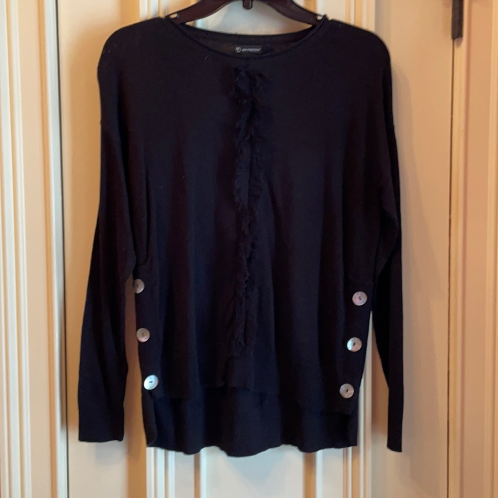 Black sweater with button and short fringe detail, S.